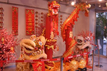 <p>Les lions et dragons utilis&eacute;s lors des festivit&eacute;s du Nouvel An chinois</p>