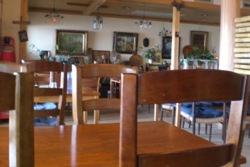 A friendly and spacious lobby and restaurant area makes you feel at home