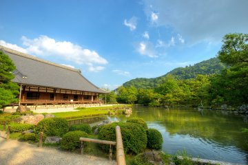 The pond and you can sit by the corridor of the temple to look at marvel at it.&nbsp;