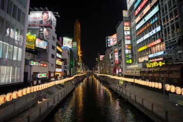 <p>Le canal Dotonbori compl&eacute;tement &eacute;clair&eacute;</p>