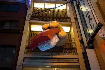 <p>Tout ici est d&eacute;mesur&eacute;, m&ecirc;me ce sushi</p>