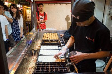 <p>Les takoyaki sont une sp&eacute;cialit&eacute; du type "street food" d'Osaka</p>