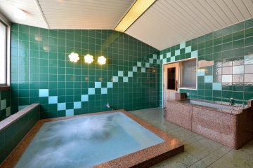 <p>Large bath</p>