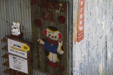 <p>Peculiar cats indicate the entrance to Ihatov</p>