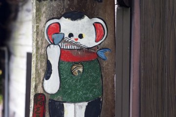 <p>This mouse-like cat wastes not a single bite of fish</p>