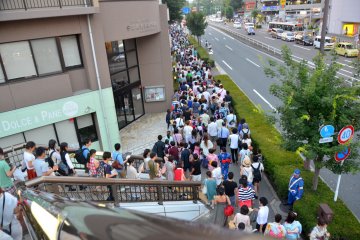 <p>Hordes of spectators making our way towards the event venue but it was a nice walk!</p>