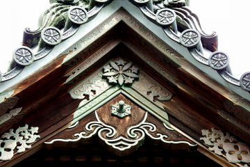 <p>Beautiful bronze ornaments on the roof of a temple building</p>