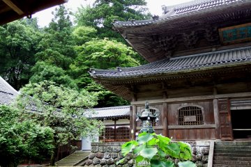 <p>'Butsuden (Buddha Hall)' and the beautiful courtyard in front of it</p>