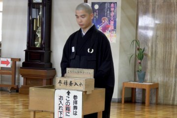<p>When you enter Kichijōkaku Hall, a trainee monk welcomes you and receives entry tickets. The entrance fee is 500 yen per person (adult)</p>