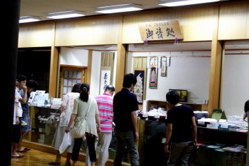 <p>You can buy Eiheiji-related goods here at the souvenir shop on the first floor in this hall</p>