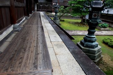 Outside corridor leading to the courtyard of Buddha Hall. Unfortunately, you are not allowed to step into this beautiful garden