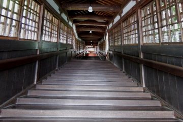 <p>Hattō (Lecture Hall) is located at the highest place on the temple grounds, at the top of the hill, and visitors have to climb up up up the long stairs!</p>