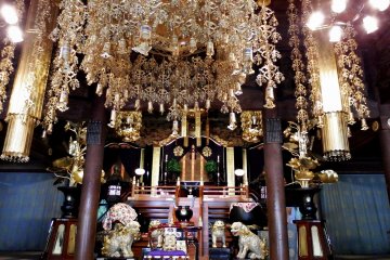 <p>Closer look at the gorgeous alter of Hattō (Lecture Hall)</p>