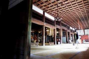 <p>A girl wandering in awe in the spacious Hattō (Lecture Hall) of Eiheiji Temple</p>