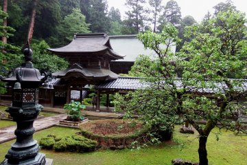 'Chujakumon Gate' seen from Buddha Hall with a beautiful courtyard in-between
