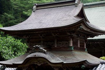 Closer look at 'Chujakumon Gate', which is located between Buddha Hall and the Main Gate
