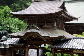 Classic-looking 'Chujakumon Gate' was built in 1852