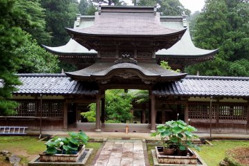 Front view of 'Chujakumon Gate' seen from Buddha Hall