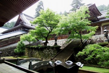 Looking up at 'Chujakumon Gate' from the corridor of the Main Gate. The small stone bridge is called 'Robaikyo (old plum tree)'. The founder of Eiheiji Temple, Dogen, loved plum trees and the bridge was named after a tree he loved