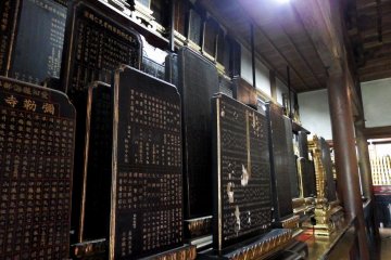 <p>Many names are written on one big memorial tablet</p>