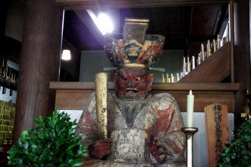 <p>Frightening looking wooden statue welcomes you when you enter 'Shidōden'</p>