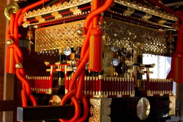 <p>Mikoshi (portable shrine)</p>
