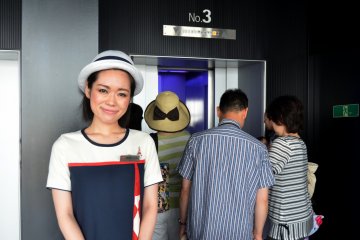 <p>The elevator lady with a pretty smile</p>