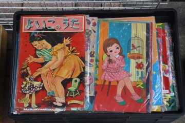 <p>Old fashioned children's books &amp; magazines</p>
