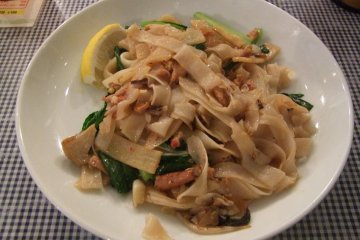 <p>"Spicy Fried Thick Rice Noodles" (pad ki mao, or drunken noodles)</p>