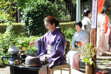 <p>A woman performing outdoor tea ceremony&nbsp;</p>