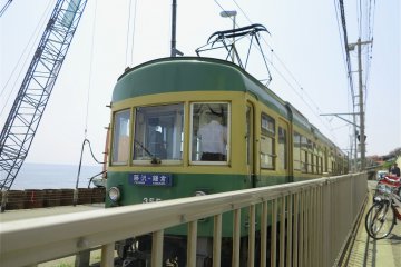 <p>在阳光沐浴下的江之电</p>