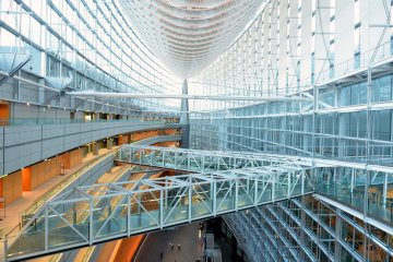 <p>Interior of Tokyo International Forum (from level 7)</p>