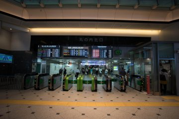 <p>Pembatas tiket siap menahan lalu lintas pejalan kaki di jam sibuk</p>