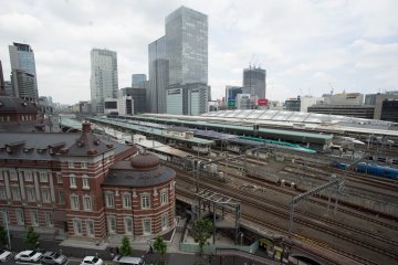 <p>Jalur kereta yang terlentang di belakang Stasiun Tokyo. Ini juga stasiun dimana kebanyakan shinkansen memulai perjalanannya.</p>