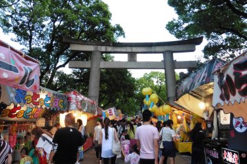 <p>Festival oblige, on retrouve aux alentours du sanctuaire des stands de jeux, de nourriture et de boissons</p>