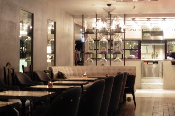 <p>You can see the kitchen from the main room</p>