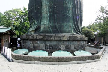 <p>This is the back of the great Buddha statue. There's air holes since you can go inside the statue; it is still very hot though.</p>
