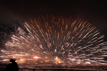 <p>The beach in Kamakura was full of people waiting to see the fireworks, and they didn't disappoint. They went on for over an hour with a couple of minutes in between each burst.&nbsp;</p>