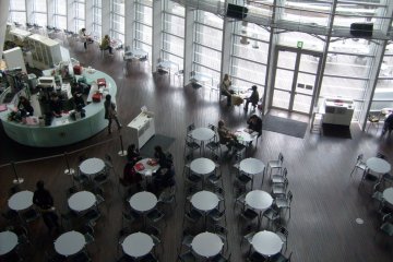 <p>A very one-sided game of Othello: the atrium cafe</p>