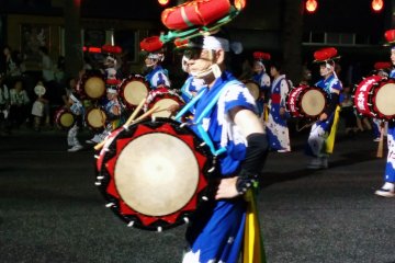 <p>The traditional hat and costume is worn by this performer</p>
