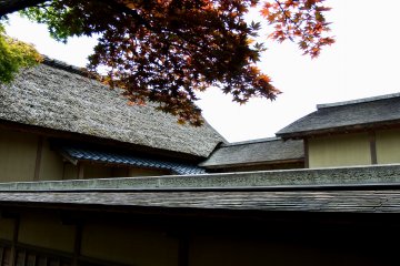 Rumah-rumah tradisional Jepang dengan atap jerami dari Yokokan Villa
