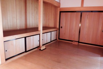 Interior kayu di dalam Yokokan Villa