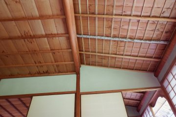 Langit-langit kayu di Yokokan Villa