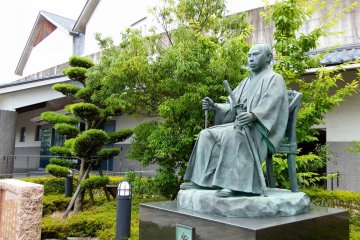 <p>Statue of Matsudaira Shungaku, the 16th lord of Fukui Matsudaira Clan, standing in front of Fukui City History Museum</p>