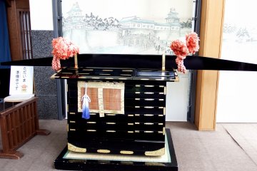 <p>This is the replica of a traditional carriage used for lords of Fukui in Edo Period. You can try and ride it if you'd like!</p>