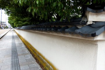 <p>Long white walls of Yokokan Villa and Garden</p>