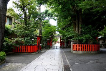 <p>A long straight path takes you into the heart of the shrine</p>