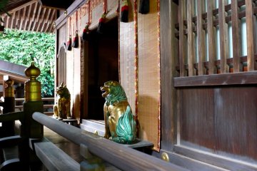 <p>Green and gold lions (or maybe dogs?) stand guard</p>