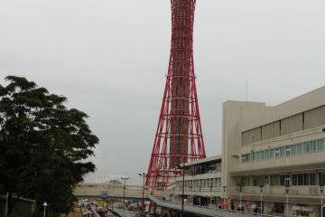 <p>La foule en route vers&nbsp;le&nbsp;parc Meriken</p>