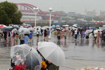 <p>En arri&egrave;re plan, le&nbsp;grand pont&nbsp;de Kobe qui relie la terre&nbsp;&agrave; Port Island, une &icirc;le artificielle</p>